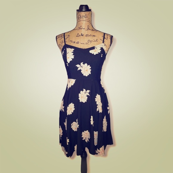 Old Navy Dresses & Skirts - Old Navy Floral Dress NWT